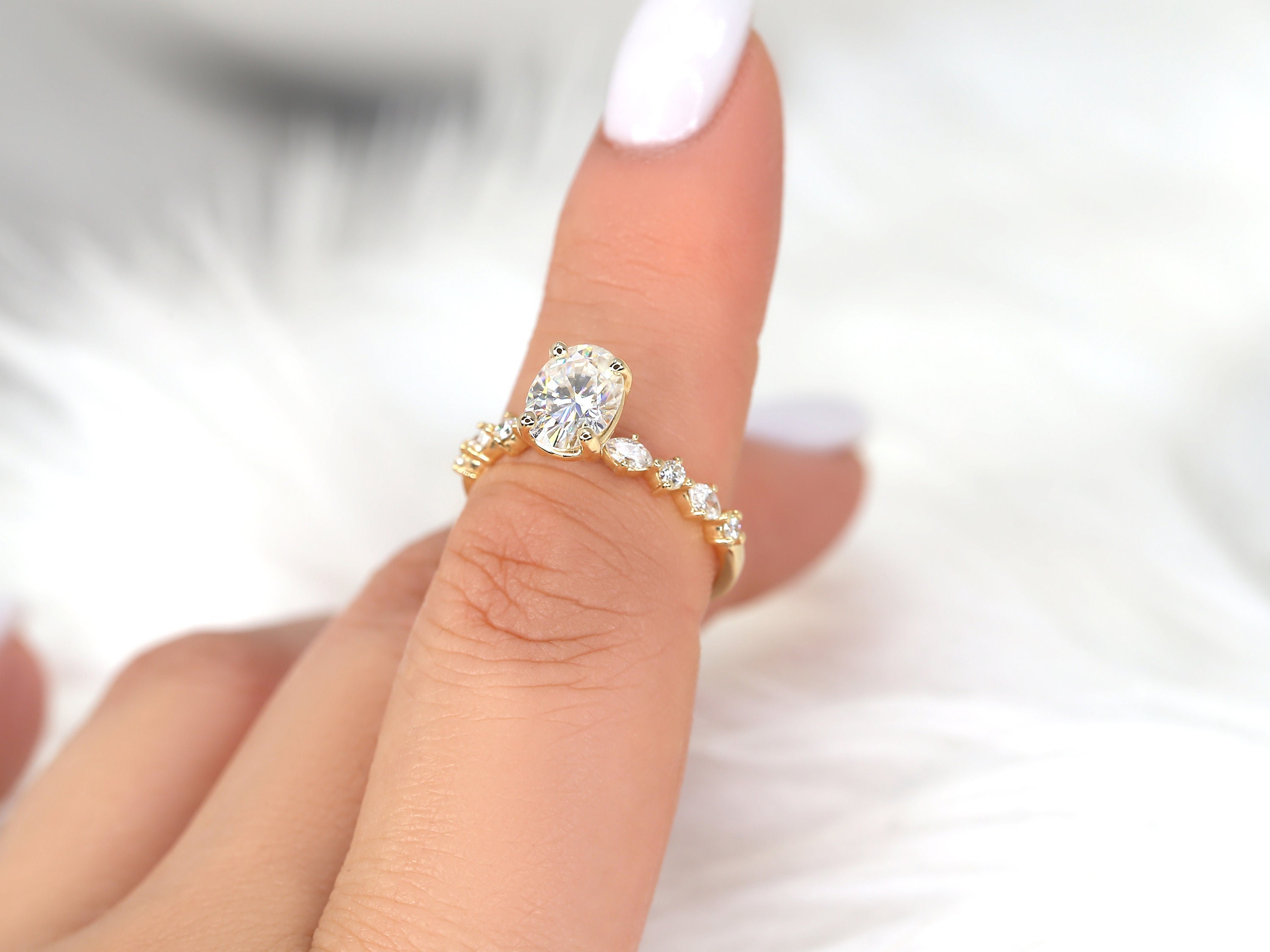 5 Benefits of Choosing a Moissanite Engagement Ring