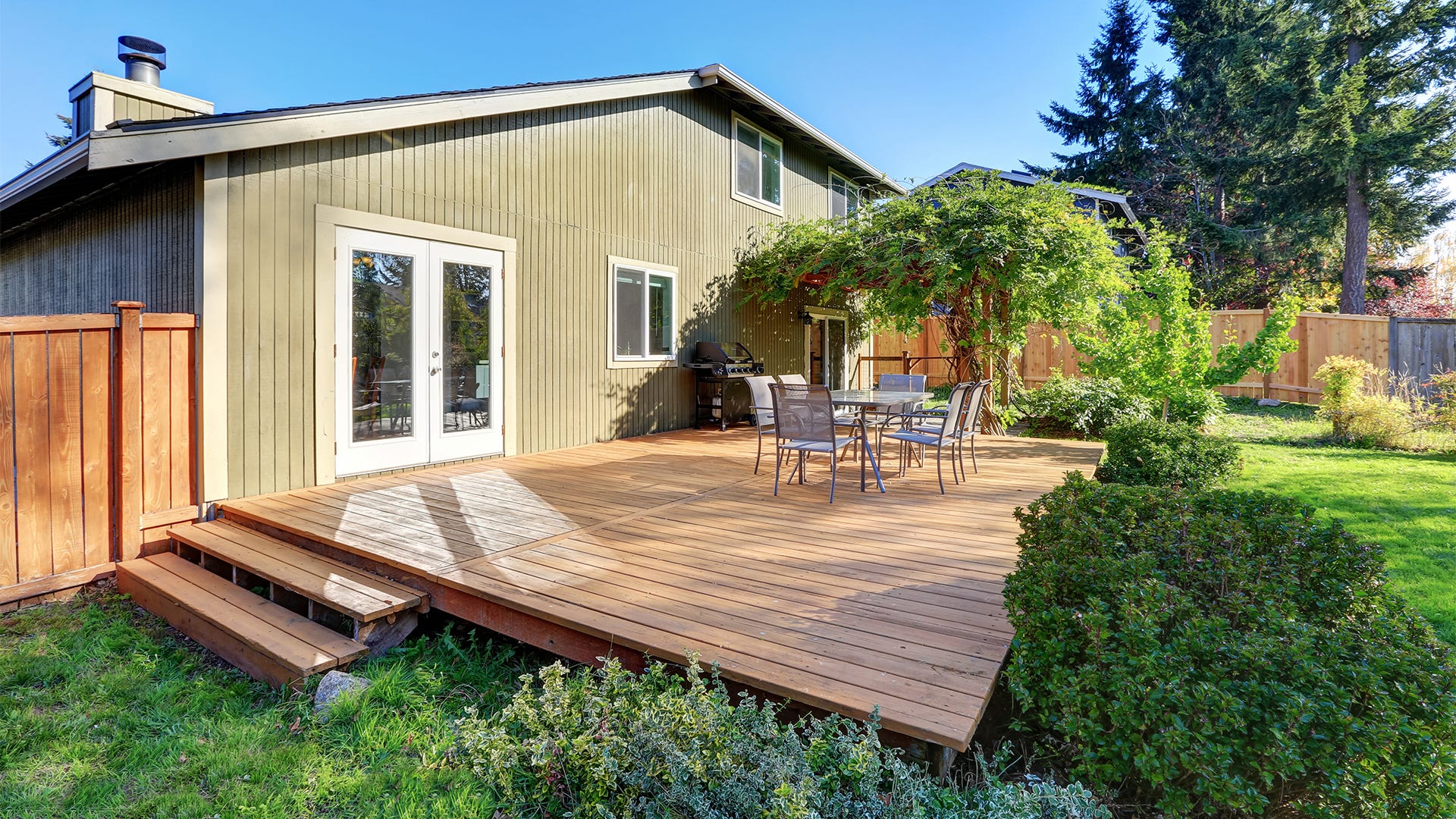 Your Guide to Renovating Your Home Deck: 4 Things to Consider (2023)